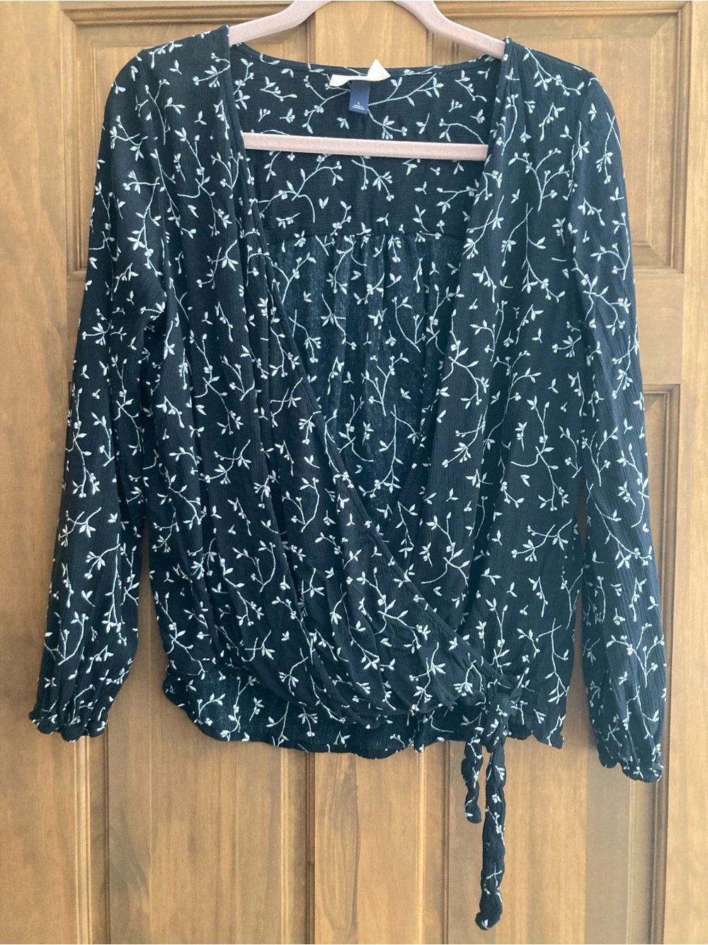 Universal Thread Black & Floral Print LS Surplice Top Large